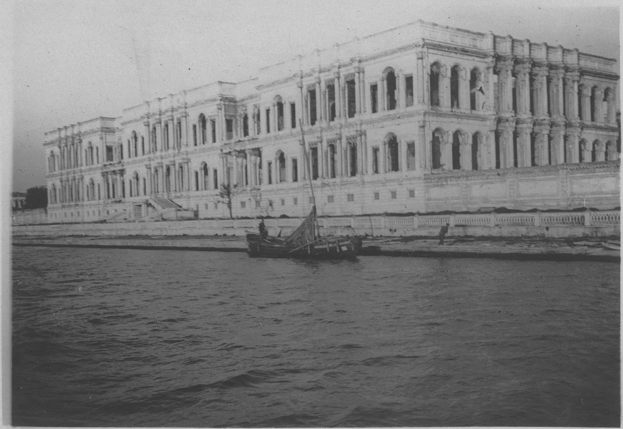 Constantinople. Le Echaragan Serail incendié (chambre des députés turcs) ; [Palais Ciragan]
