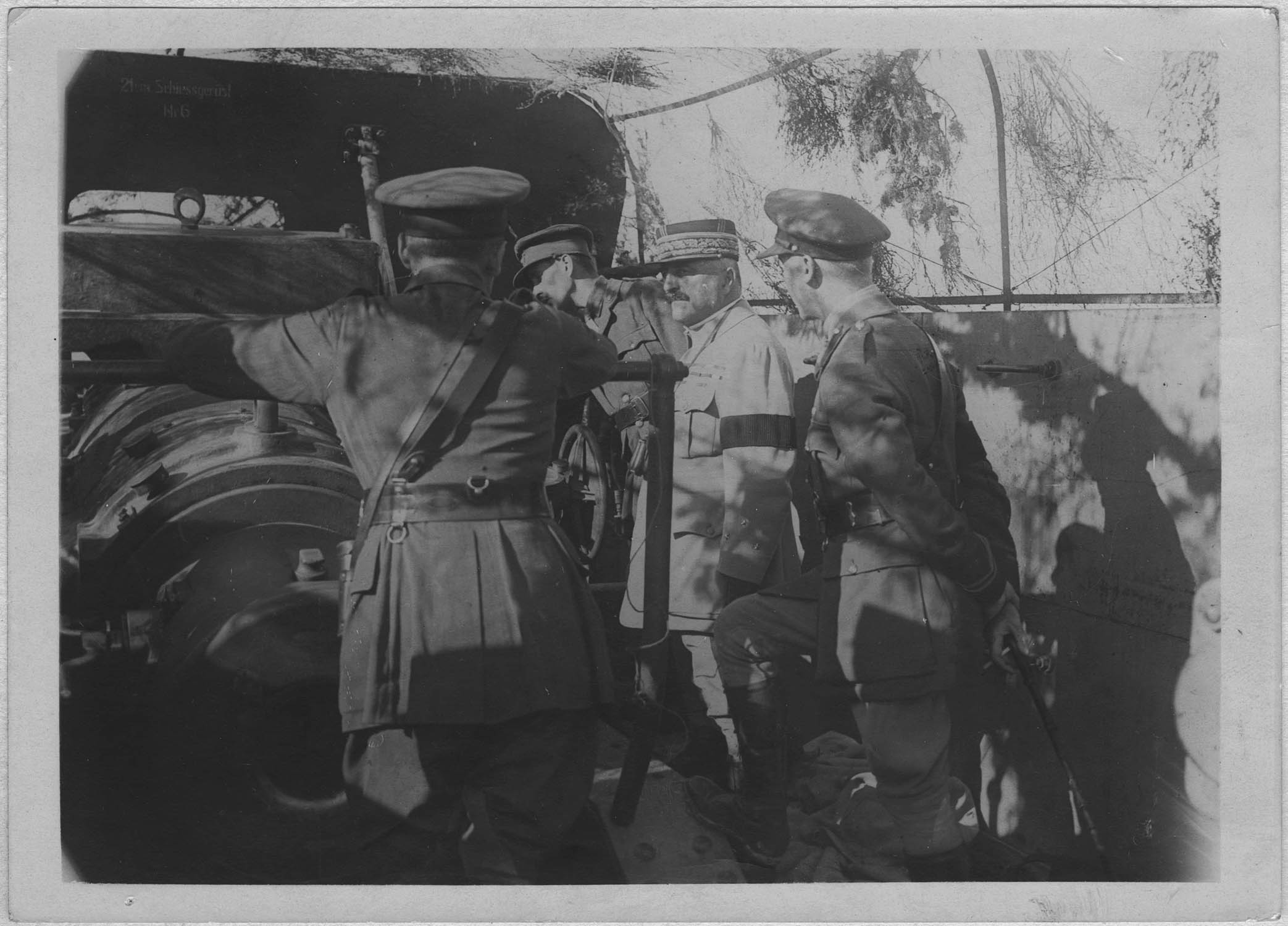 Seddul-Bahr. Le général Franchet d'Espèrey dans la tourelle d'une pièce de 210 camouflée allemande