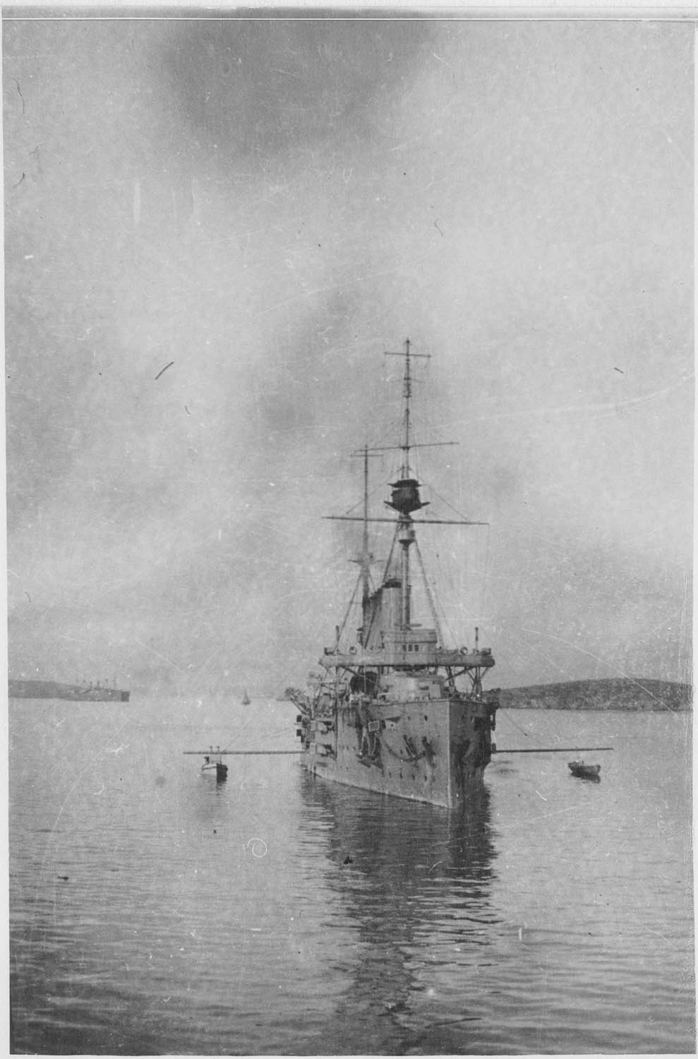 Île de Lemnos. Moudros. La rade ; [Navire de guerre]