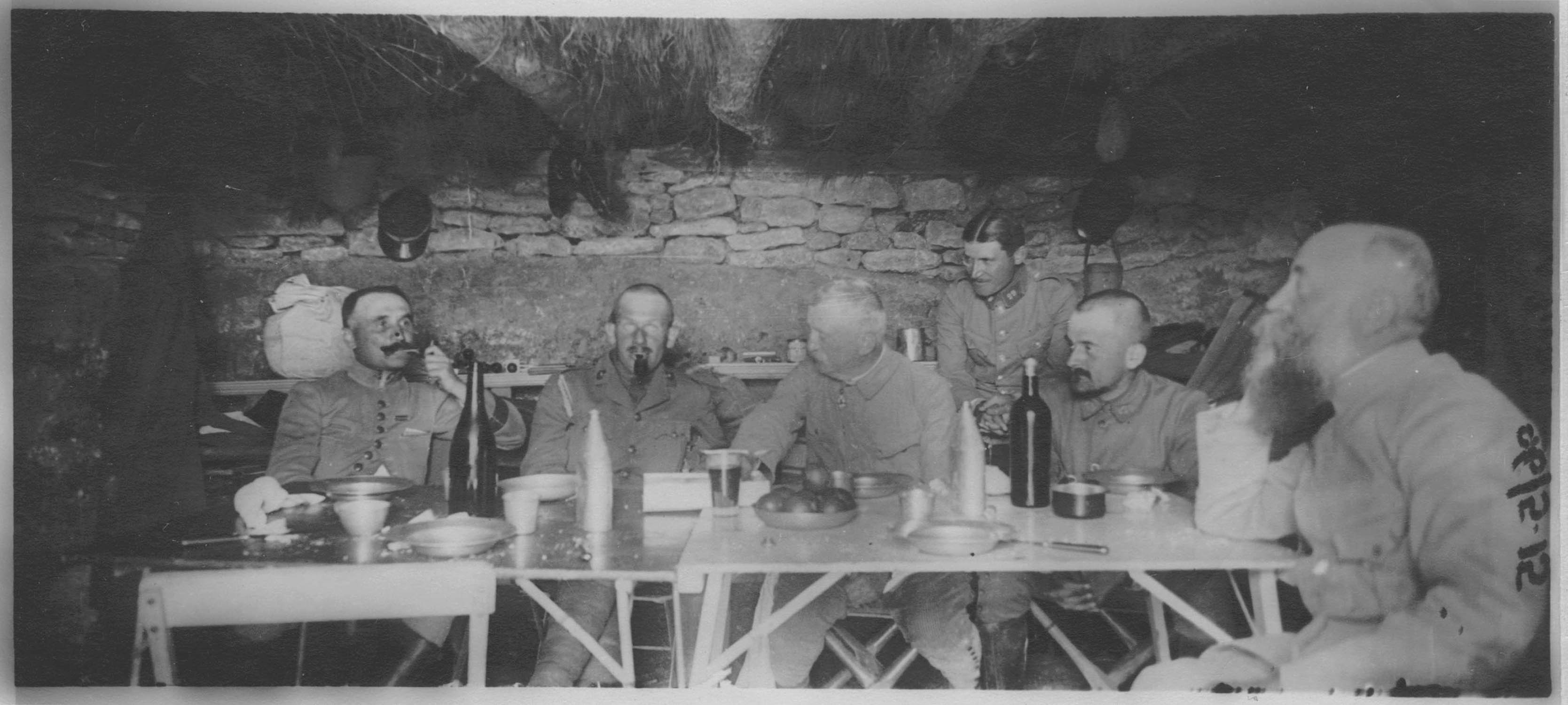 Près de Seddul-Bahr. Poste de commandement dans la grotte Zimmermann. Le général Ganeval, son état-major et officiers de liaison