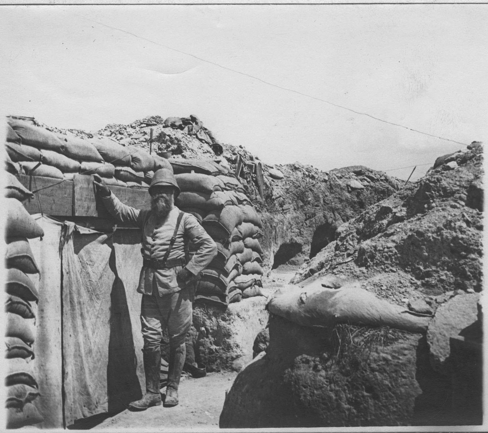 Péninsule de Gallipoli. La redoute Bouchet, départ des attaques ; [Soldat devant une cagna]