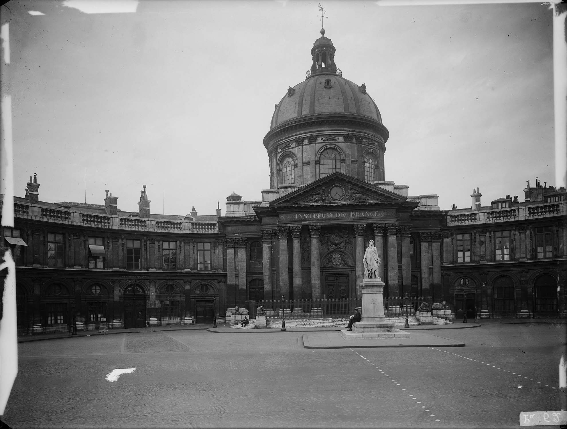 Façade principale : colonnade et dôme