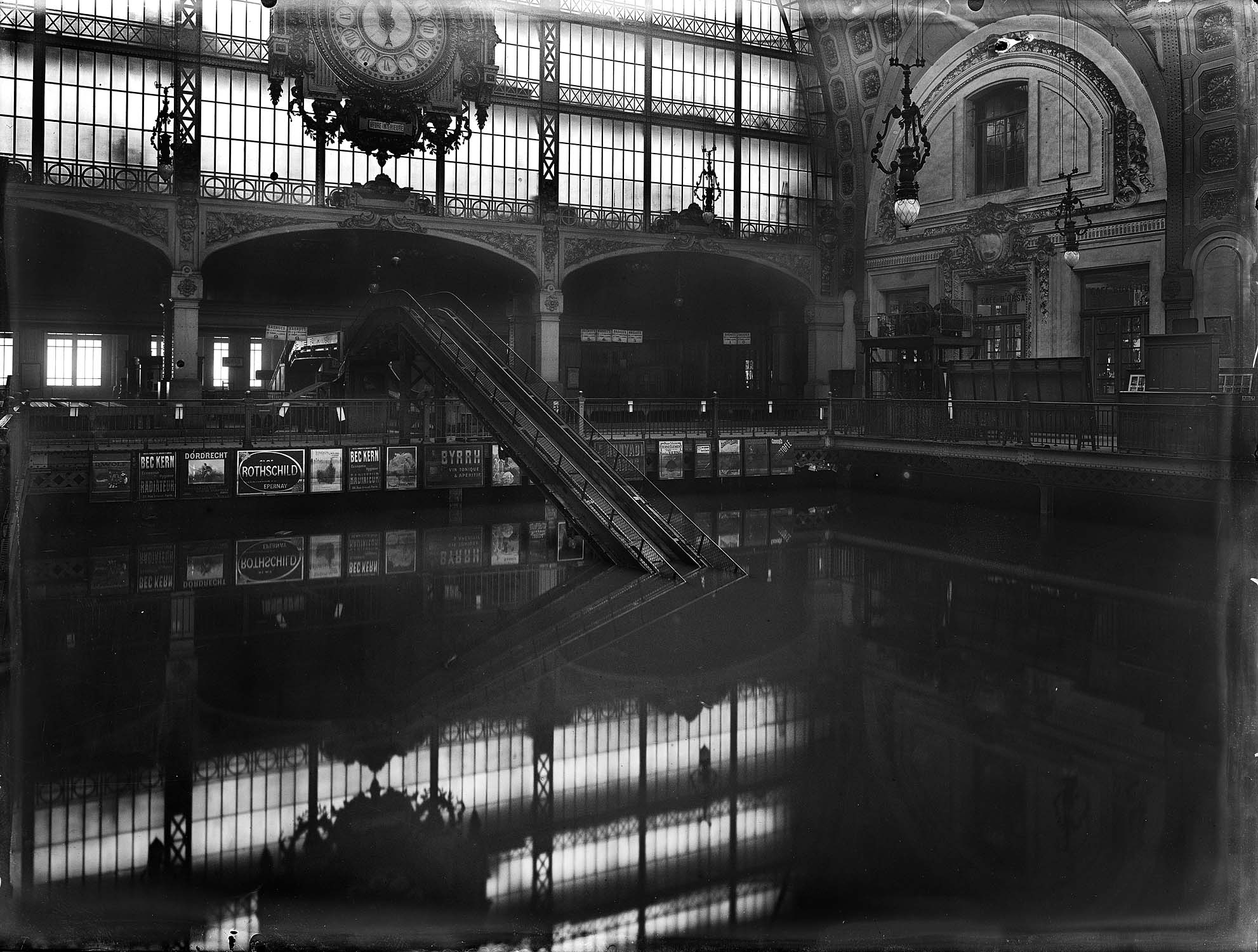 Vue intérieure de la gare inondée