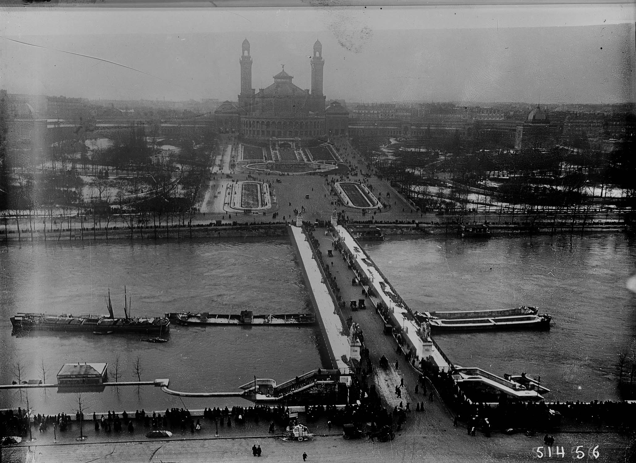 Vue générale du pont d'Iéna et du palais du Trocadéro prise de la Tour Eiffel pendant les inondations