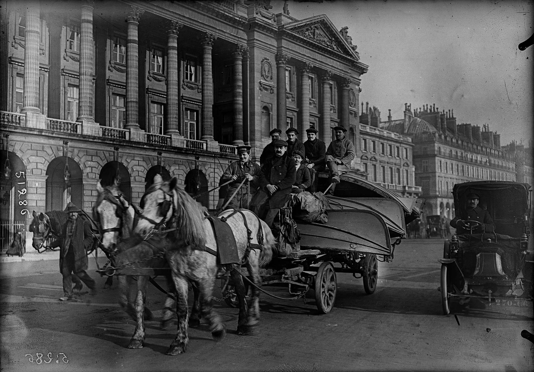 Voiture à cheval transportant des canots Berthon