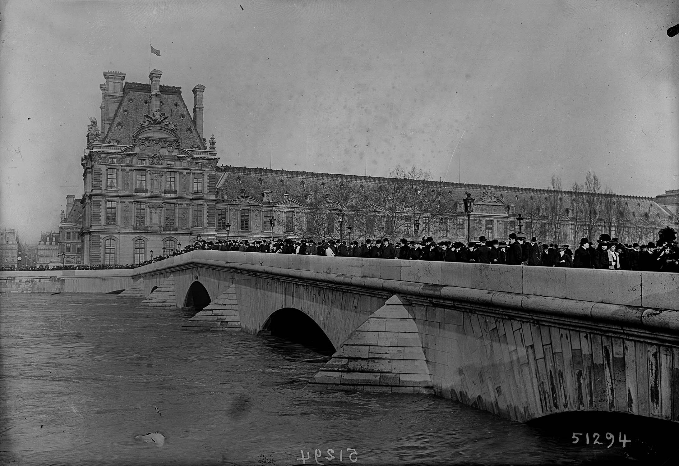 La Seine en crue : nombreux badauds