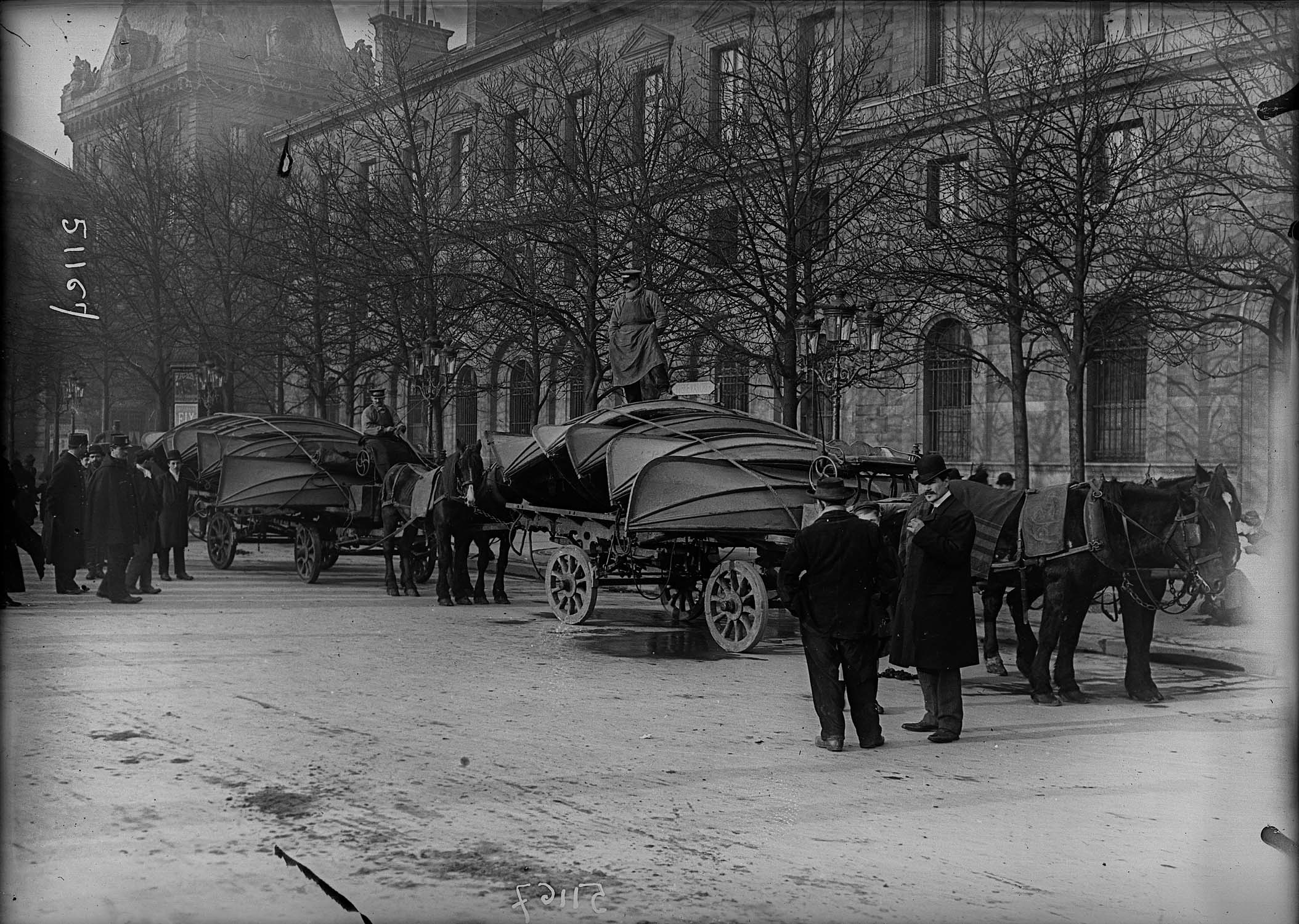 Transport de canots Berthon sur des charrettes tirées par des chevaux