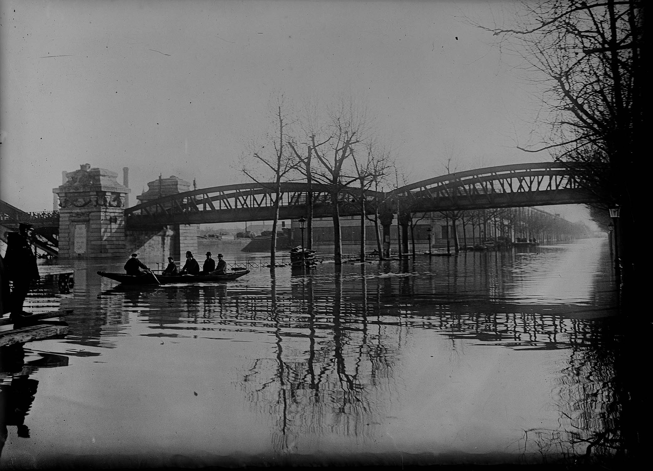 Barque sous le pont du métro aérien