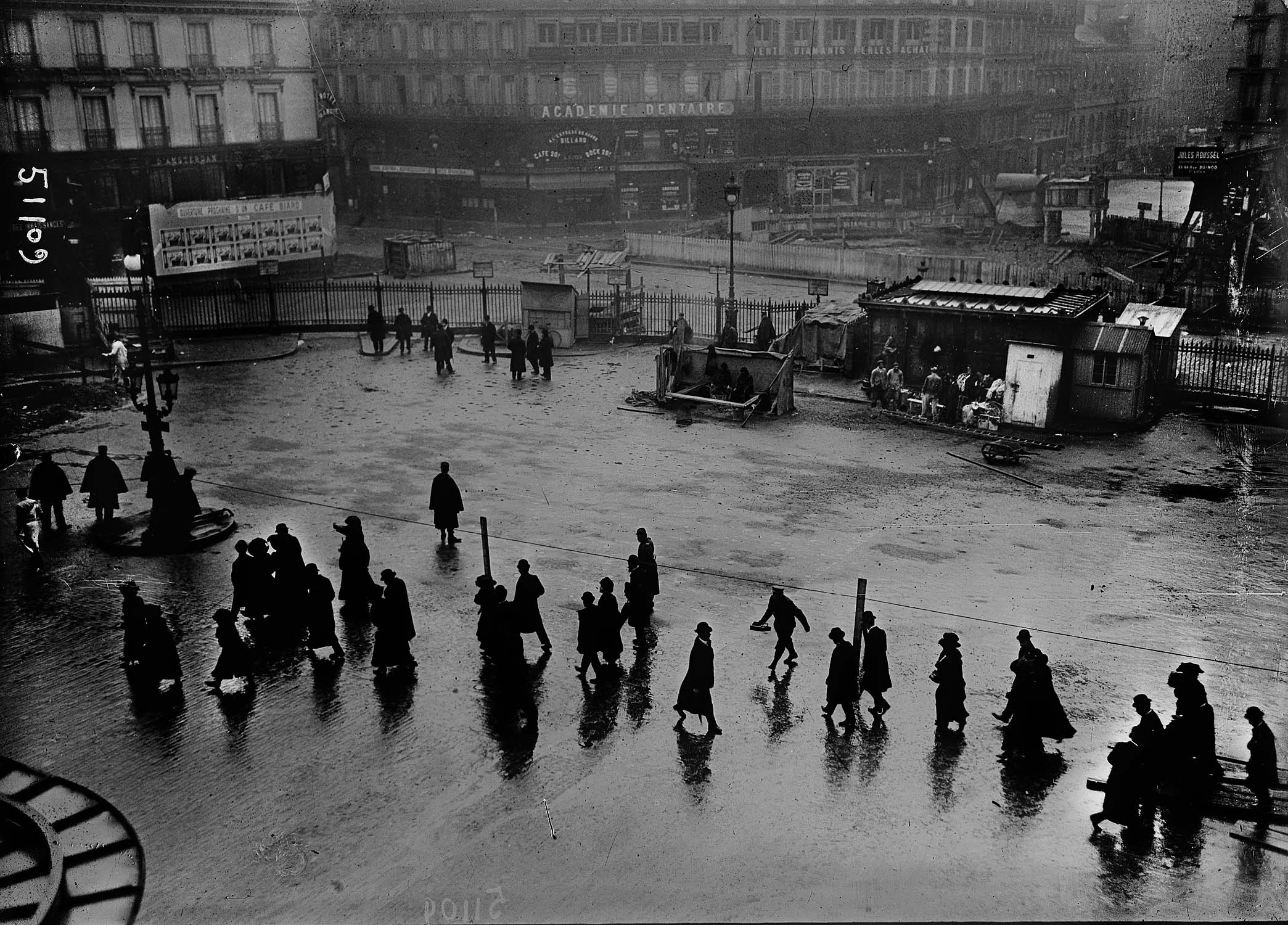 Passants traversant la cour Havre devant la gare Saint-Lazare