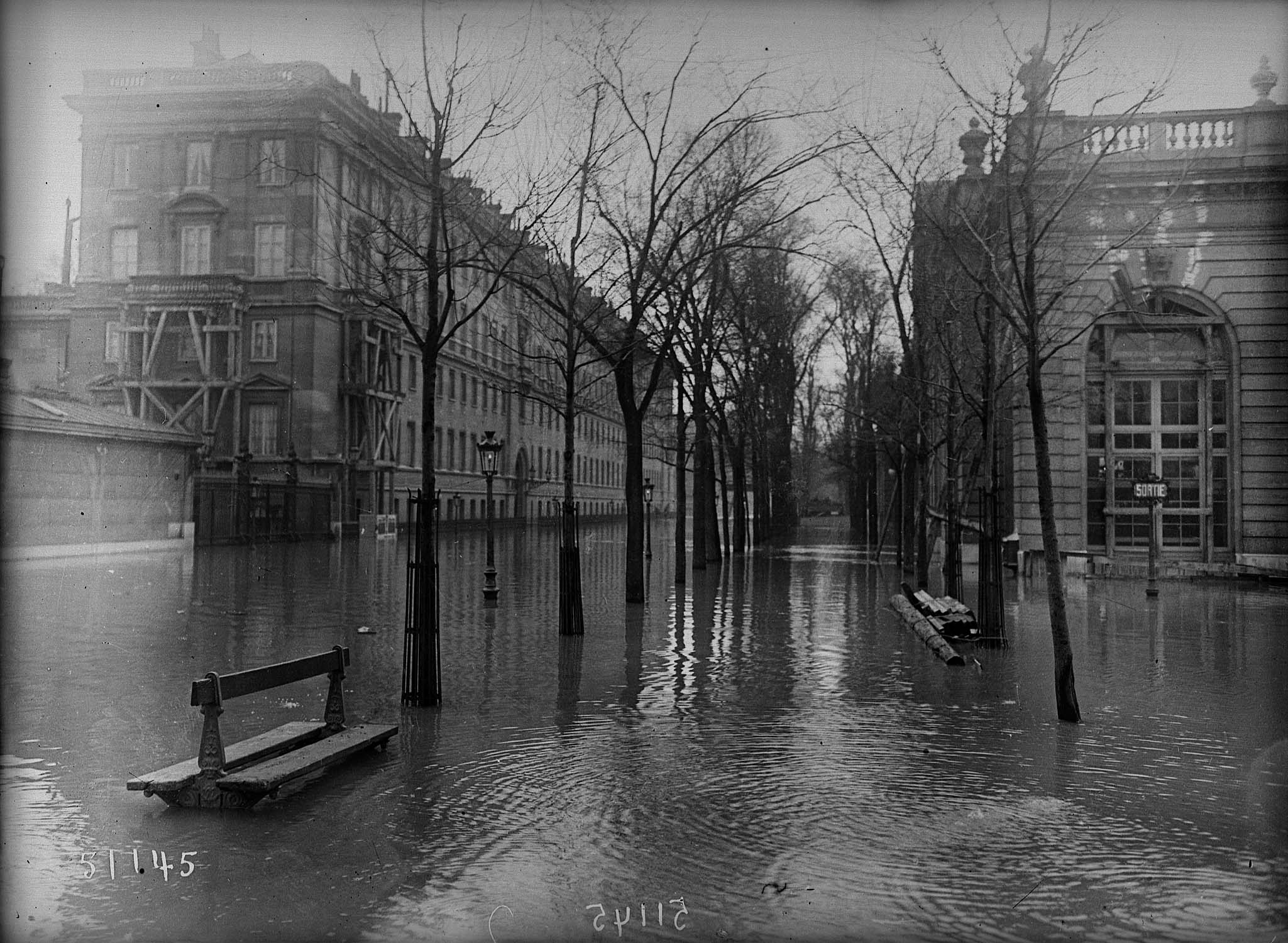 Façades sur la rue Robert Esnault-Pelterie inondée