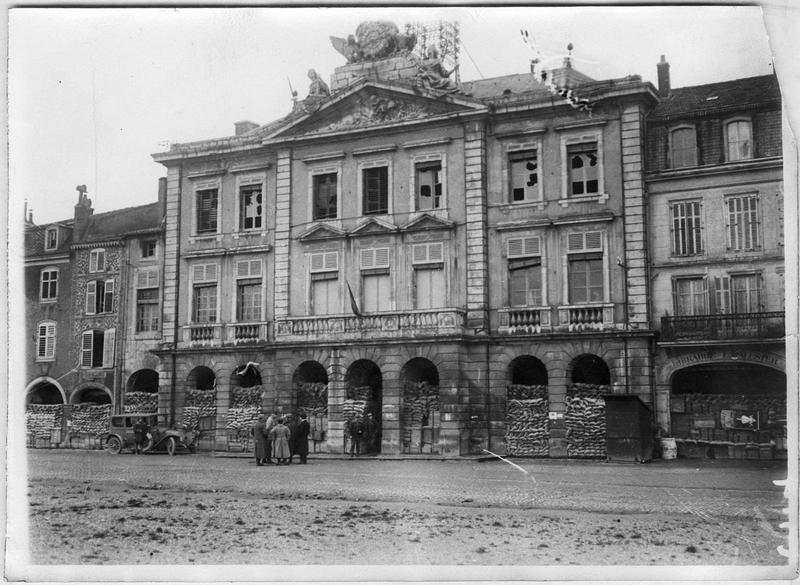 Protection de la façade avec des sacs de sable