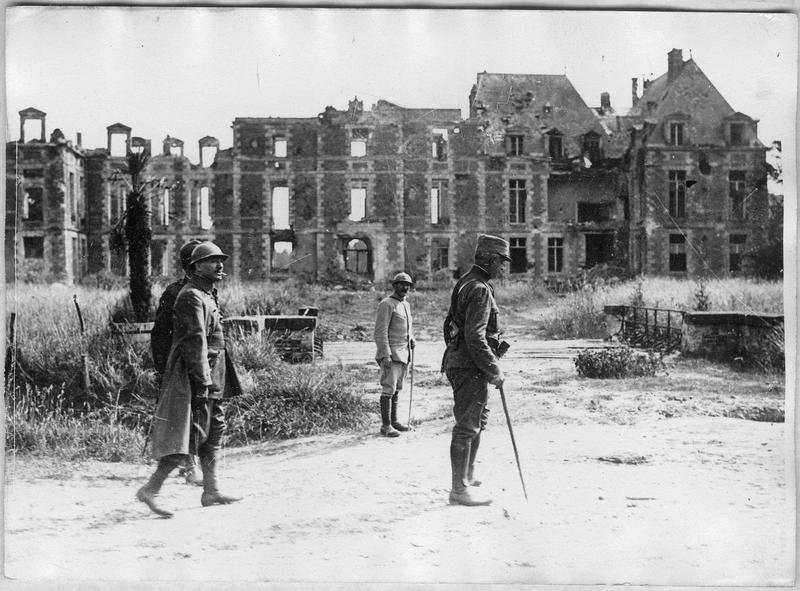 Façade du château, le général Marchand et le colonel de Tinan, du 2ème spahis, devant les ruines