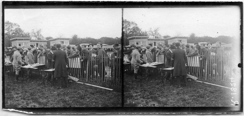 Cross-country militaire à Auteuil, les concurrents reçoivent leurs brassards