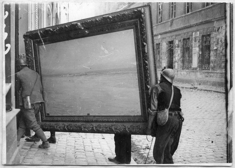 Pendant l'incendie du 3 mai 1917, enlèvement des tableaux de l'Hôtel de Ville, sous la surveillance du maire de Reims