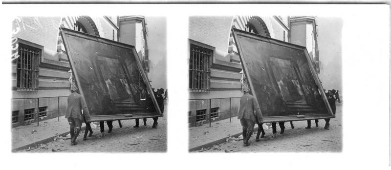 Pendant l'incendie du 3 mai 1917, enlèvement des tableaux de l'Hôtel de Ville, sous la surveillance du maire de Reims