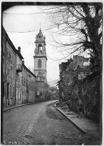 L'église Saint-Laurent, vue prise de la rue Saint-Laurent vers la place