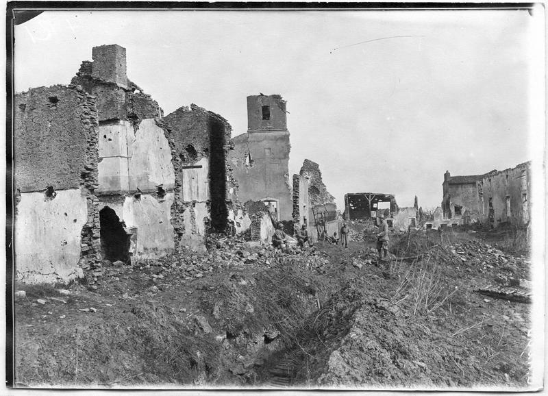 La rue principale de Norroy, village détruit