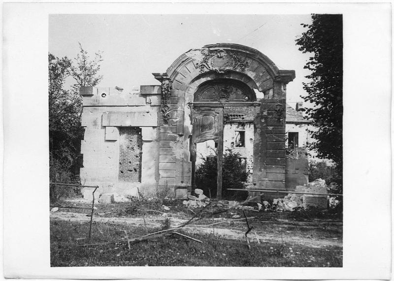 Portail de l'hôtel parisien d’Hinnisdal remonté dans le parc du château