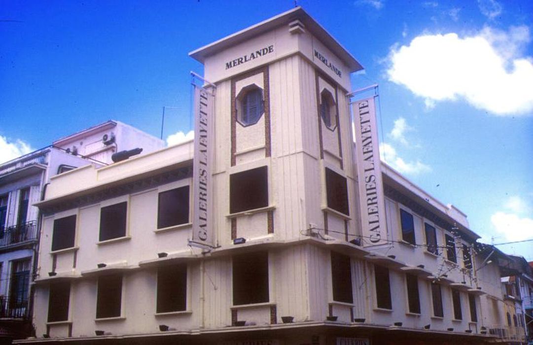 façades sur l'intersection des rues Antoine Siger et Victor Schoelcher