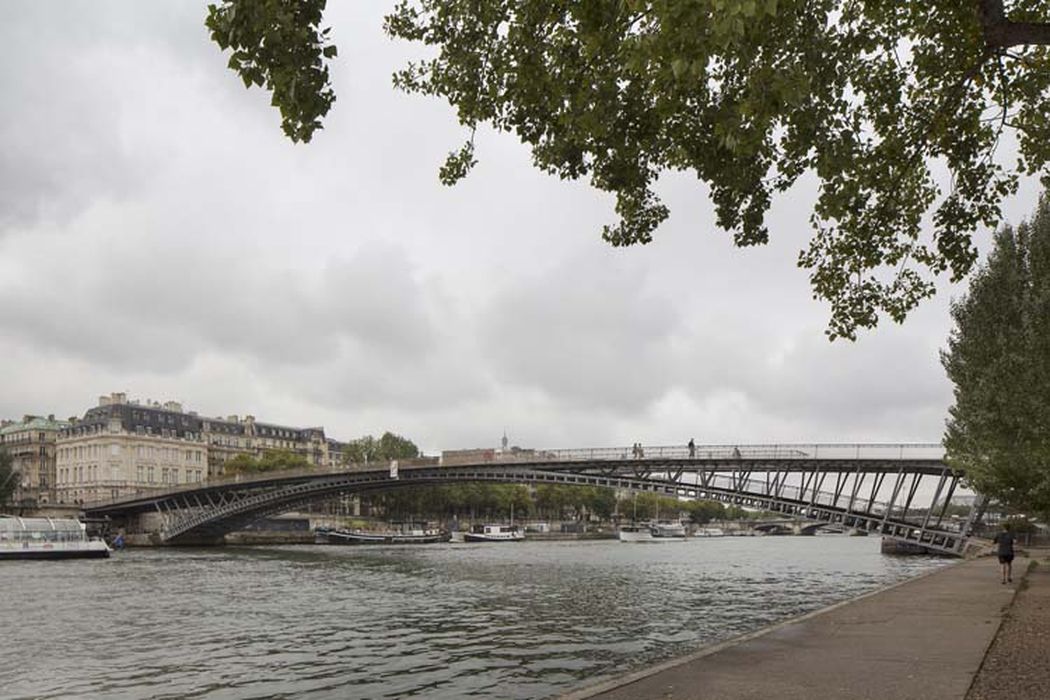vue générale de la passerelle depuis la rive gauche