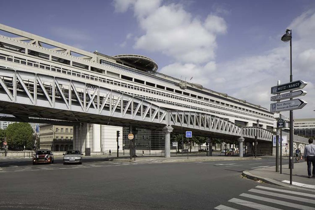 vue générale du bâtiment depuis l'Est