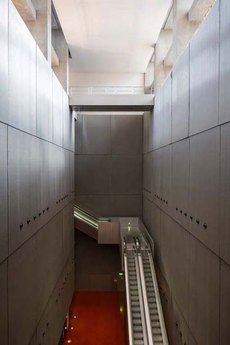 cage des escalators conduisant aux salles de lecture