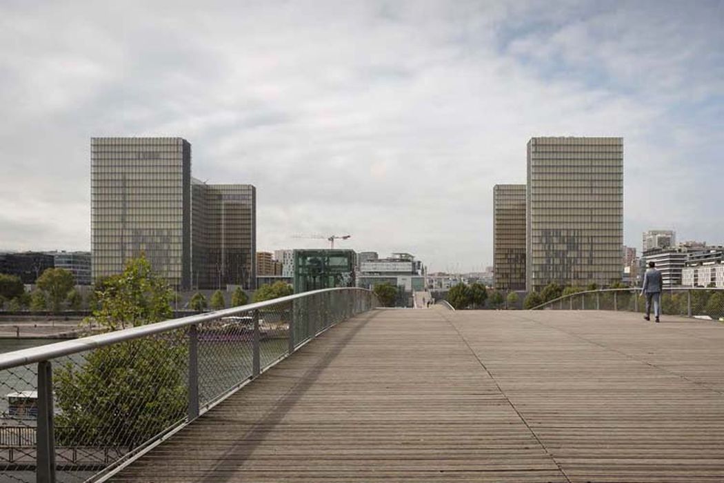 vue générale des bâtiments dans leur environnement depuis la passerelle Simone de Beauvoir