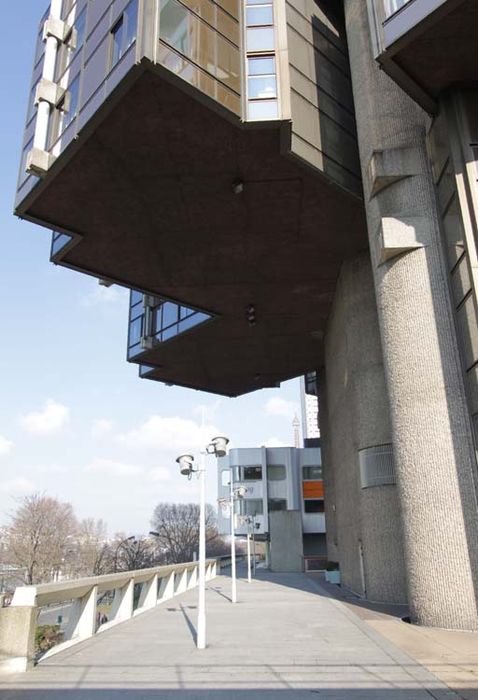 vue partielle du bâtiment depuis l’esplanade