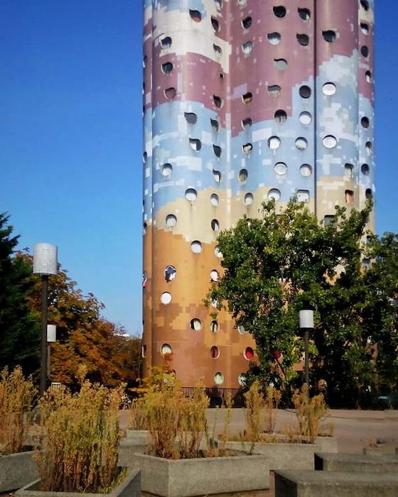 vue partielle d’une des tours