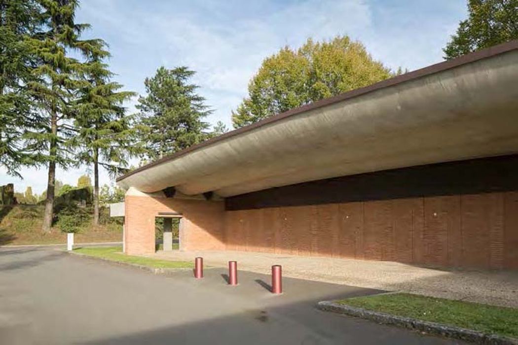 vue partielle d’un bâtiment, couverture en coque