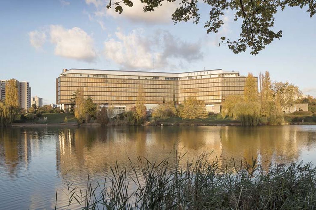 vue générale du bâtiment dans son environnement