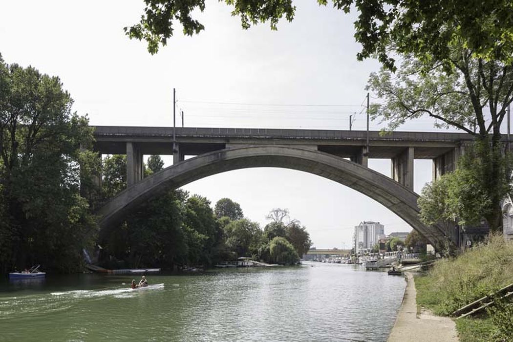 viaduc enjambant la rivière de la Marne