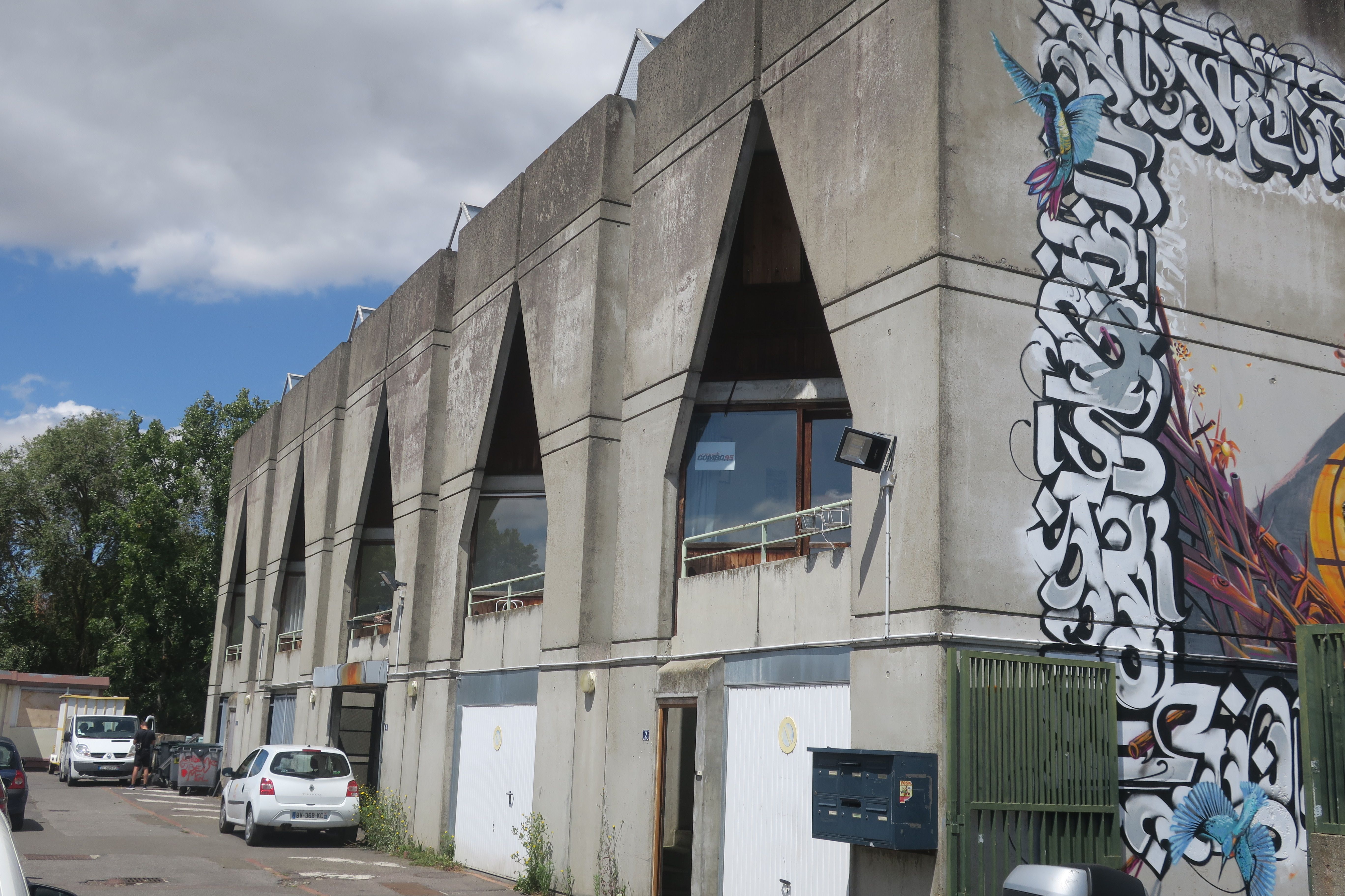 façade depuis l'avenue du Jour