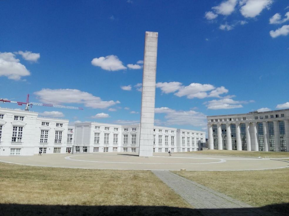 tour Belvédère de l'Axe majeur vue depuis le sud-ouest de la place des Colonnes