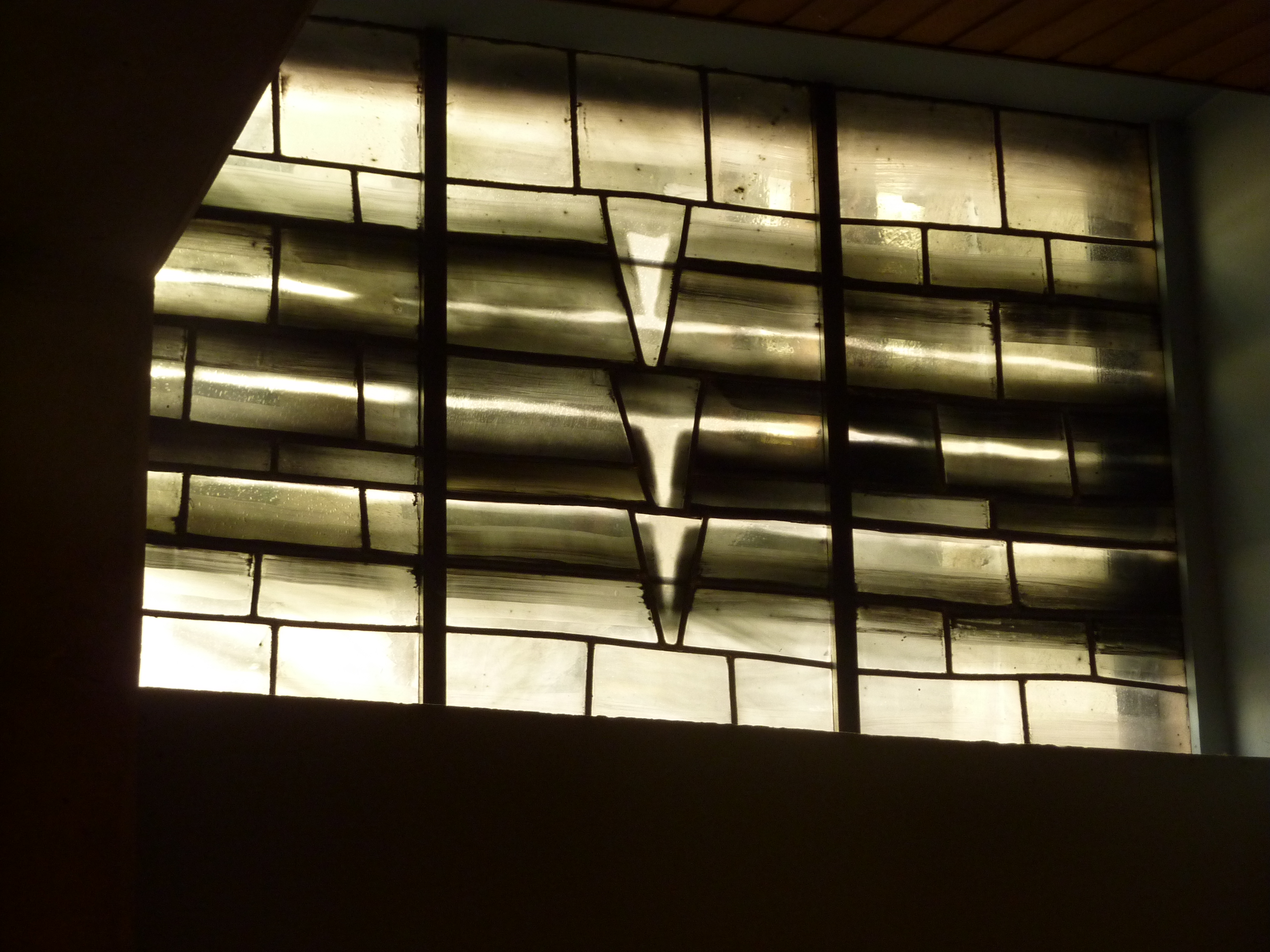 détail des vitraux en grisaille