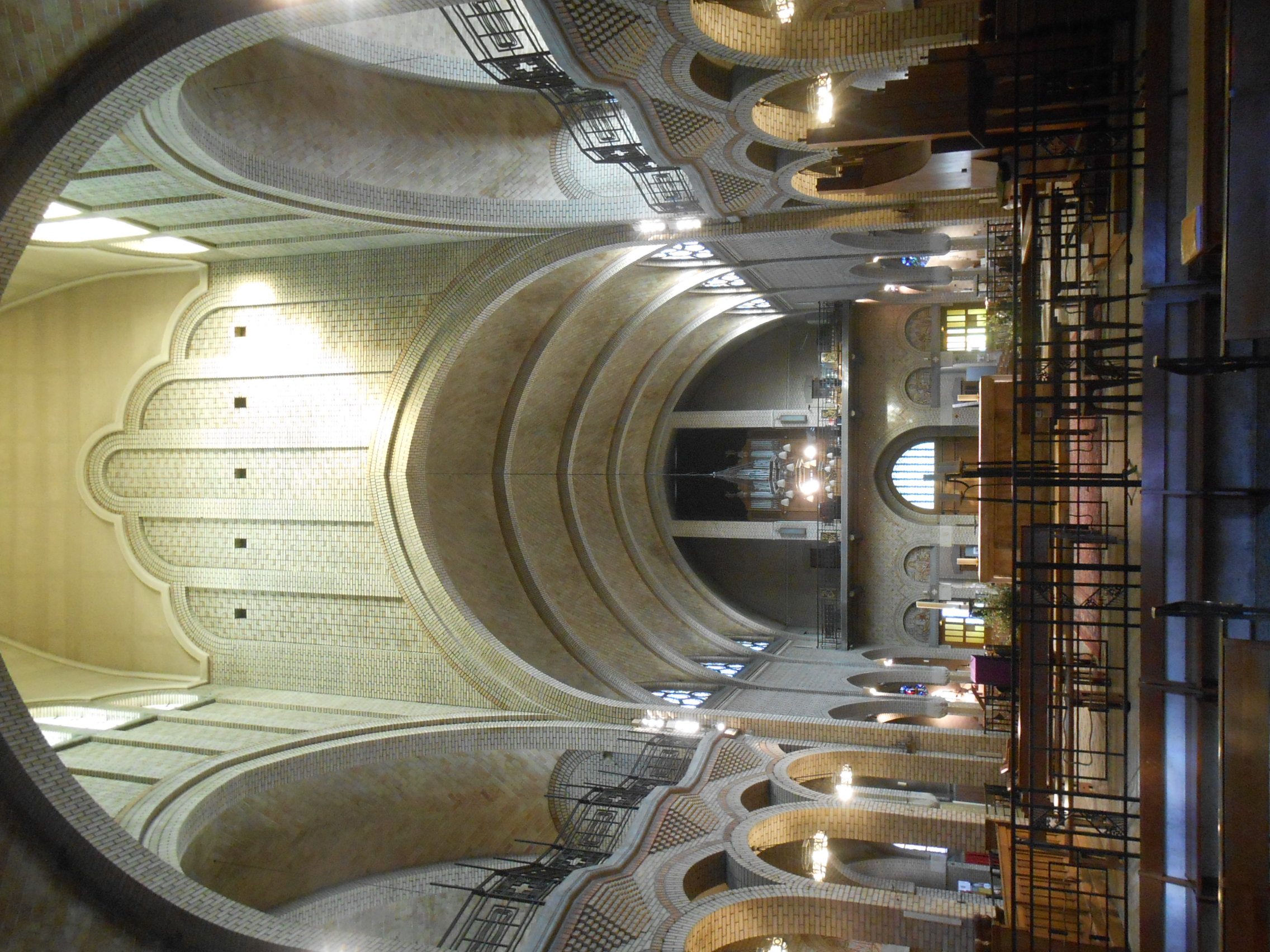 vue du choeur depuis l'entrée du choeur