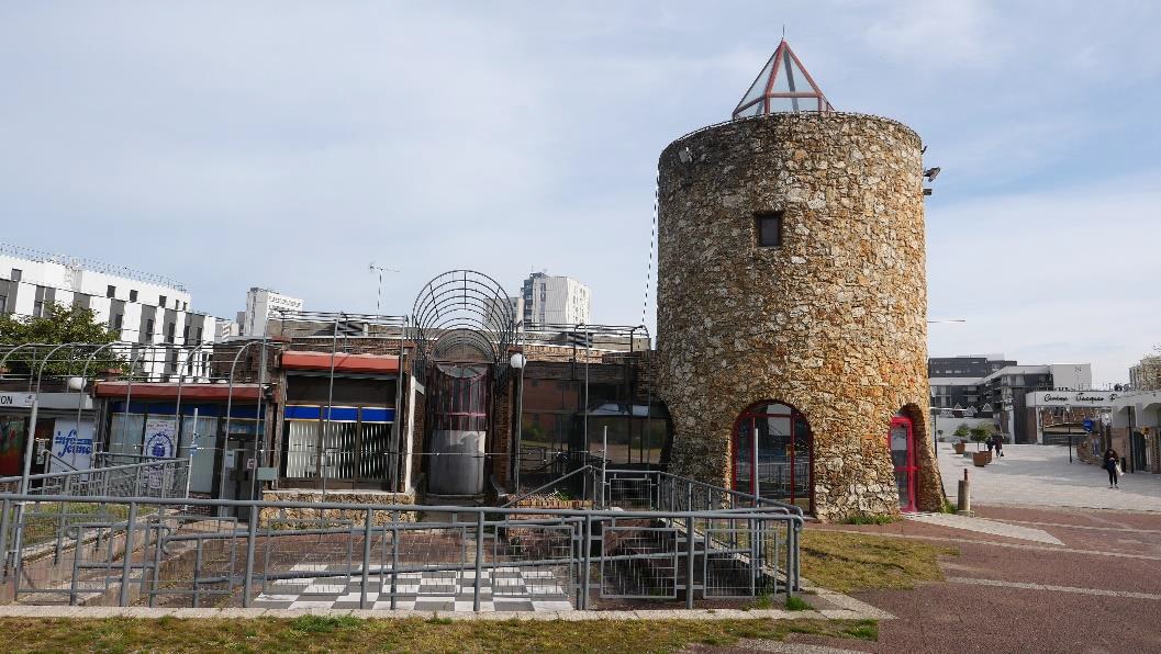 Centre culturel Boris Vian, donjon, passerelles de la Daunière et du Forez