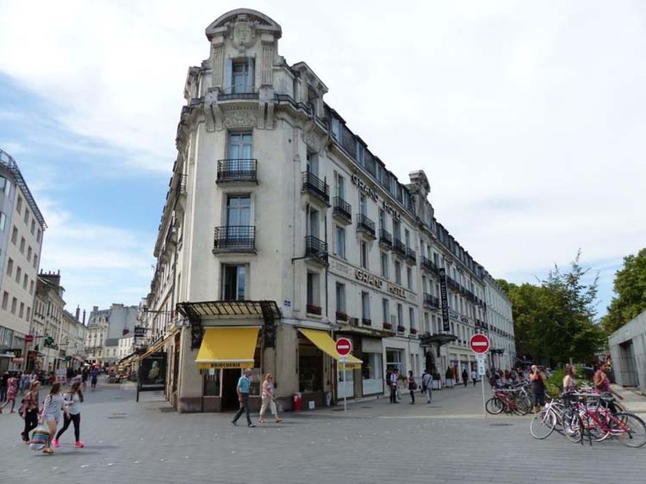 vue générale du bâtiment dans son environnement