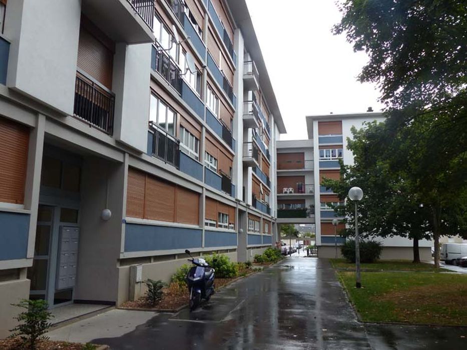vue partielle des façades sur cour