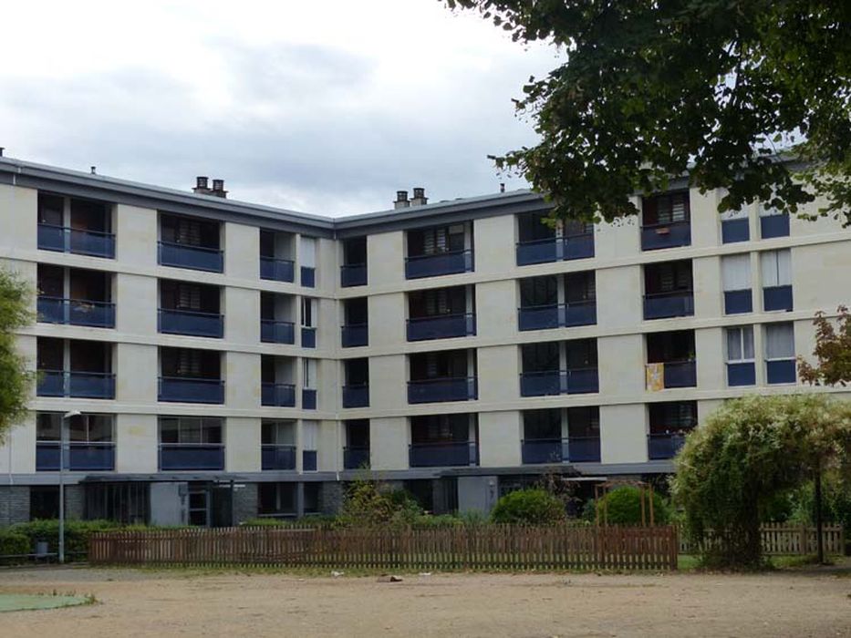 vue partielle des façades sur cour