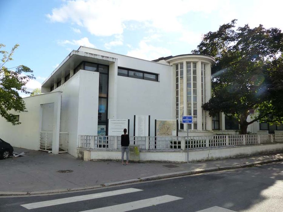 école, façade sur rue
