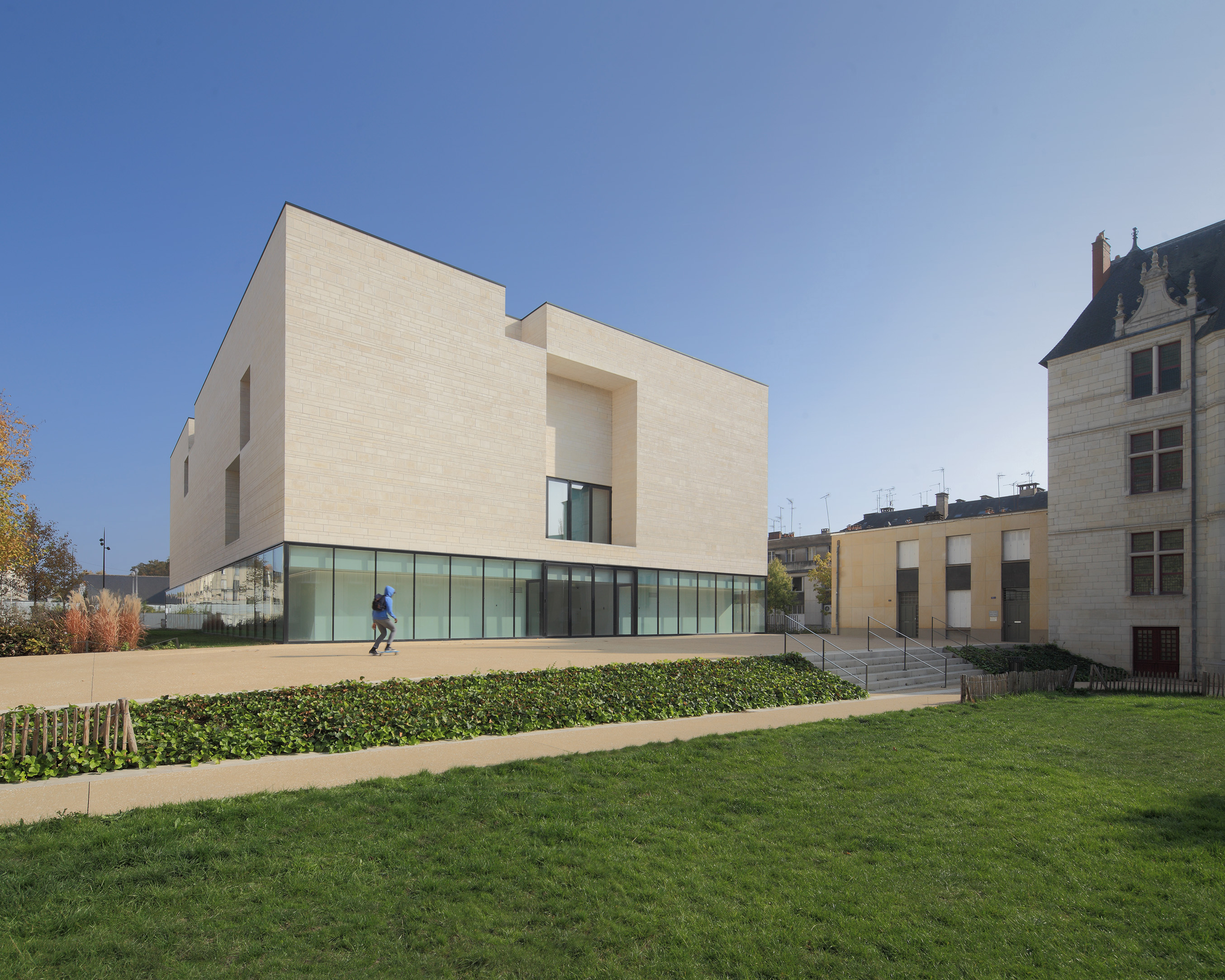 Tours-centre de création contemporaine Olivier Debré