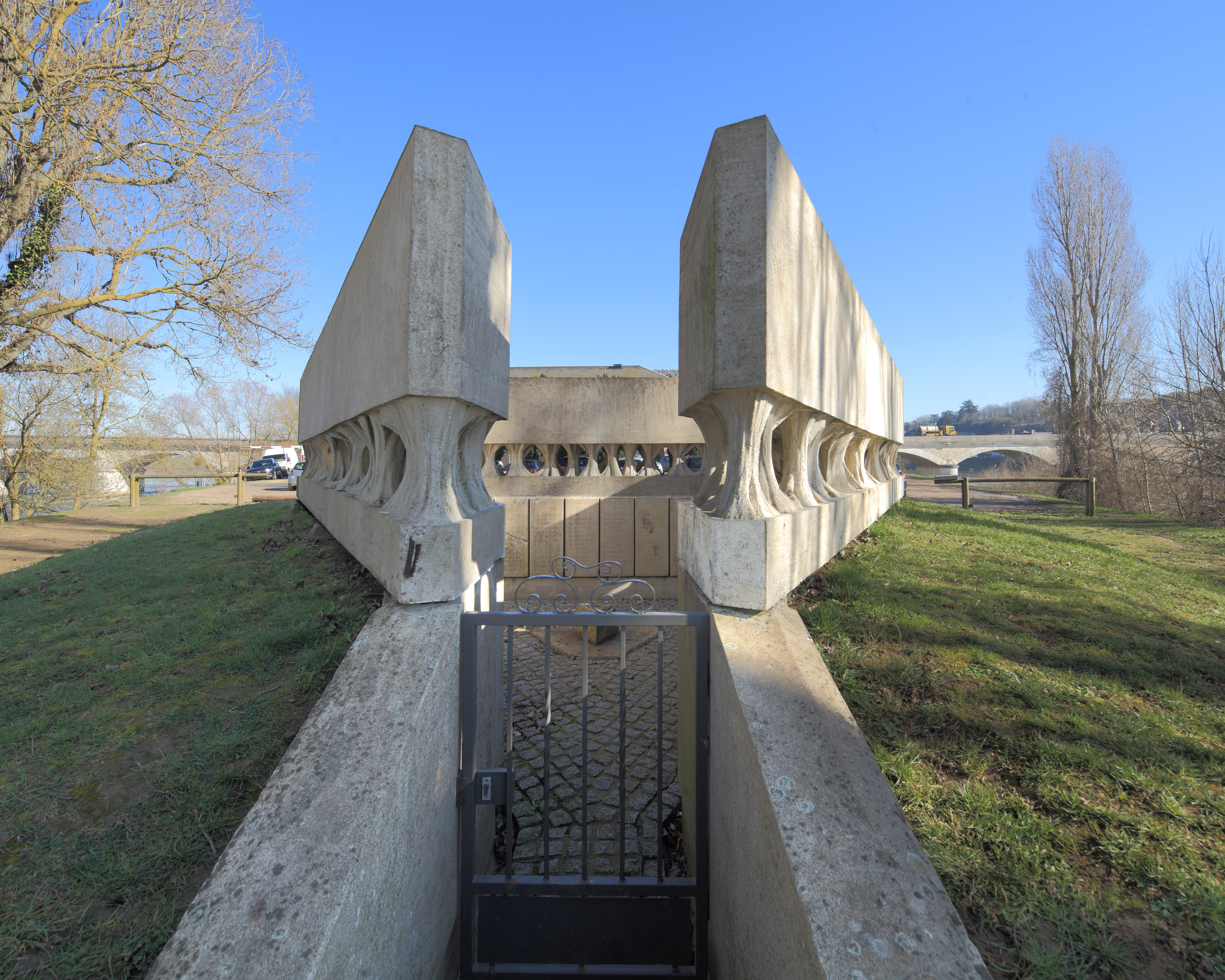 Amboise-monument aux morts