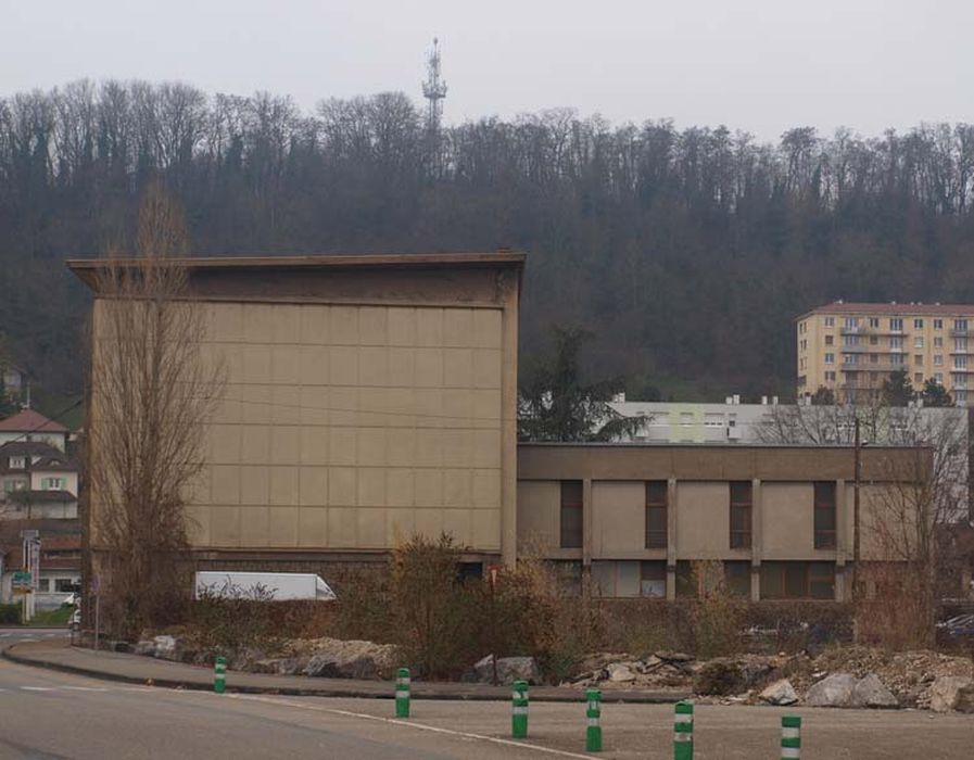 vue générale du bâtiment dans son environnement