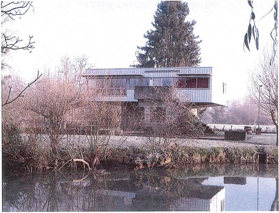 vue partielle de la maison dans son environnement