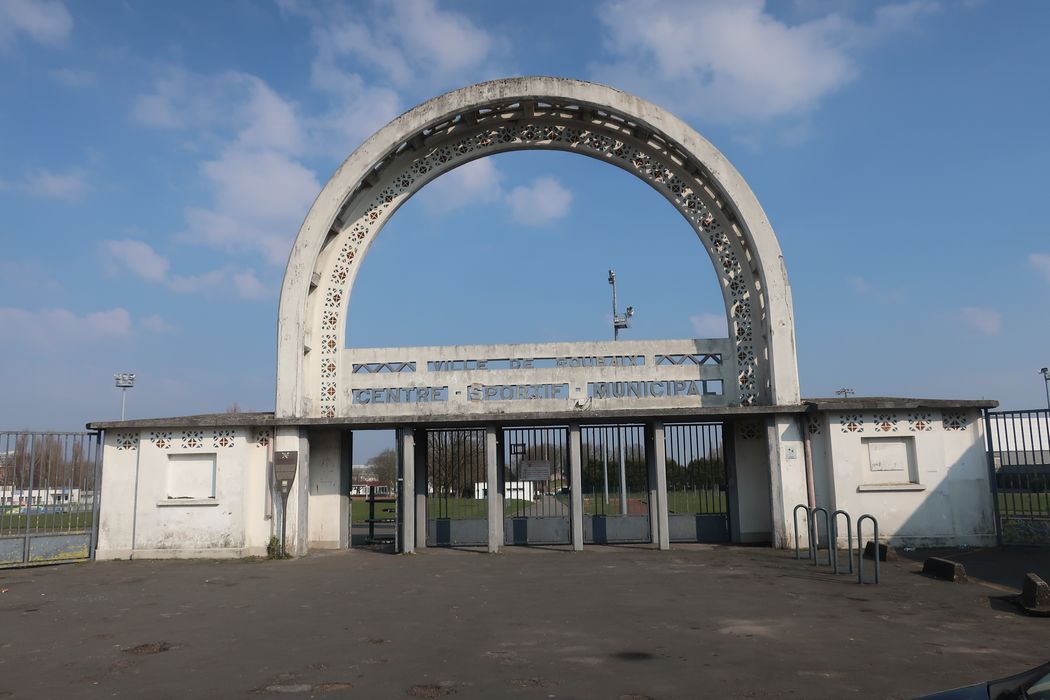 entrée monumentale depuis l'intersection de la rue de Lannoy et la rue Emile Zola