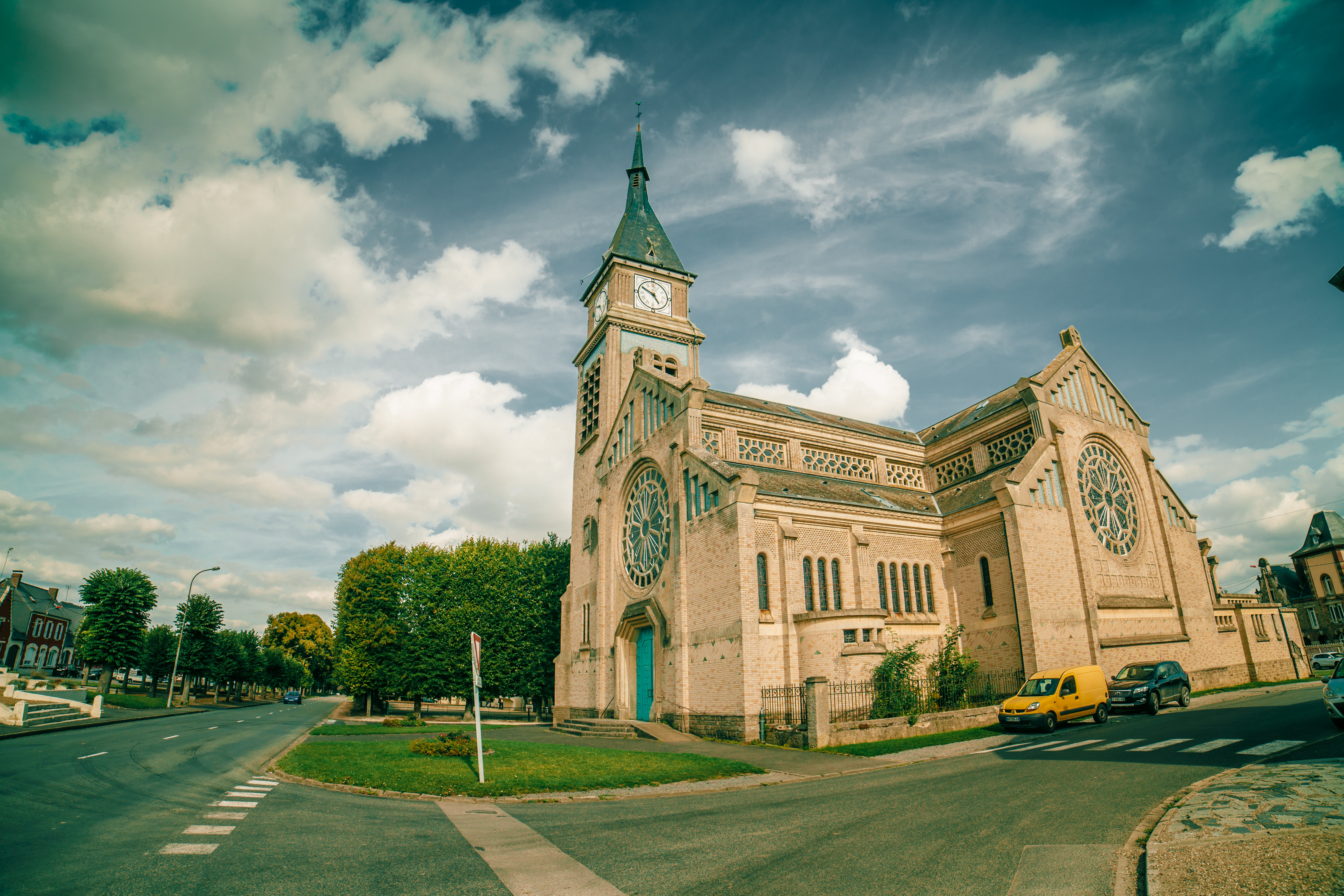 Chaulnes-église-phot. PETR (2)