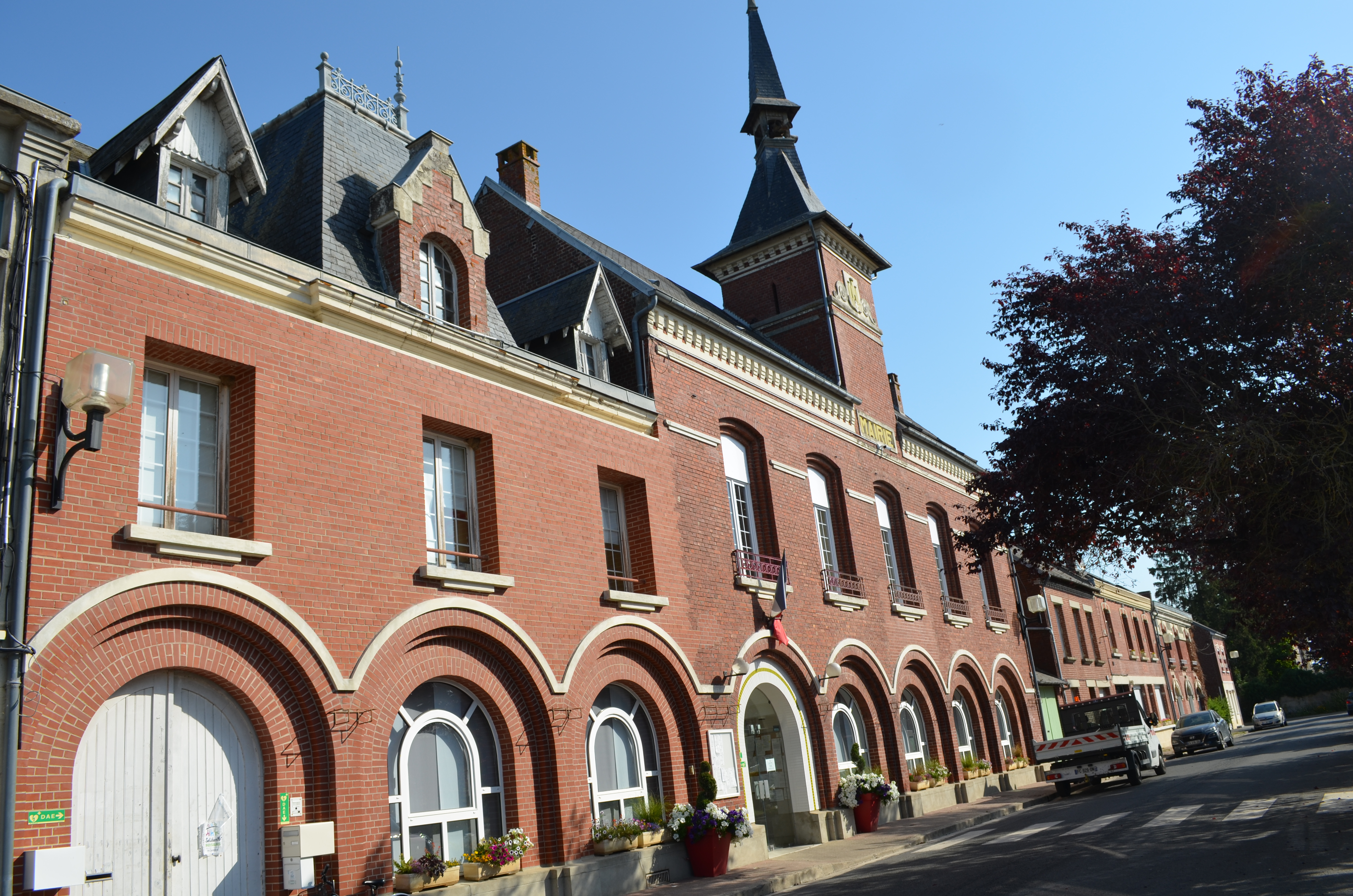 Chaulnes-mairie et allée d'arbres-phot. C. Cardona et PETR