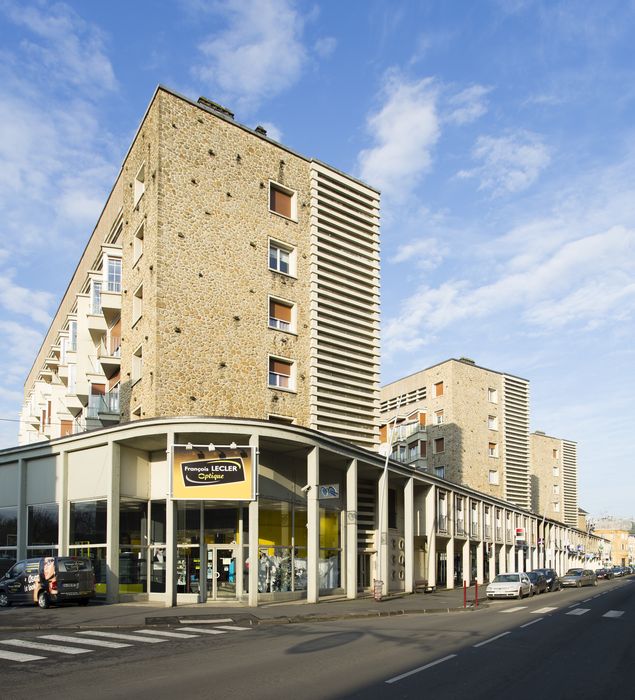 façade vue du carrefour de l'avenue Maréchal Leclerc et rue des Anciens d'Afrique du Nord