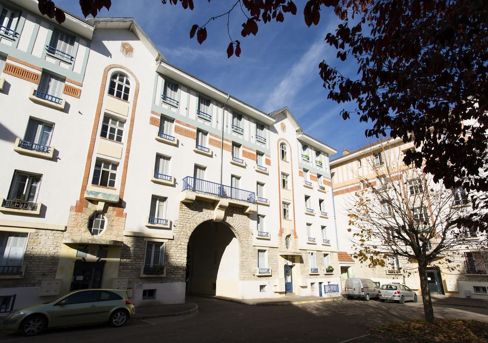 façade intérieure nord, vue depuis le sud